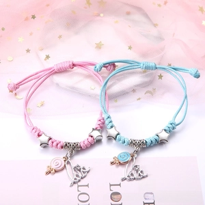Detailansicht handgewebter Armbänder mit silbernen Sternen und Lolli-Anhängern