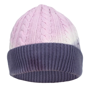 Berretto invernale in maglia con sfumatura rosa-viola, trecce e risvolto a coste