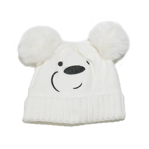 Détail du bonnet blanc en tricot avec double pompon et broderie panda mignonne