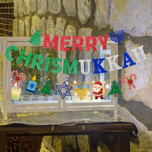 Bannière Merry Chrismukkah scintillante avec icônes de Noël et Hanoucca sur mur de pierre