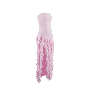 Vue détaillée de la robe bustier rose avec ourlet à volants et fente latérale élégante