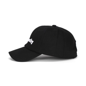 Cappellino da baseball in cotone nero con ricamo 'baby' bianco sul profilo laterale