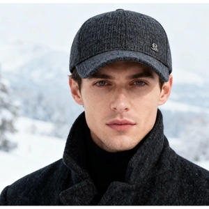 Gros plan sur casquette d'hiver en laine grise pour hommes avec logo métallique
