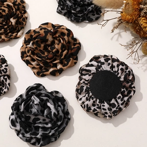 Accessoires de cheveux et broches camélia en tissu avec imprimé léopard vintage