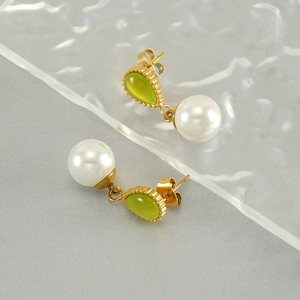 Boucles d'oreilles élégantes en or avec pierres œil de chat vertes et perles blanches