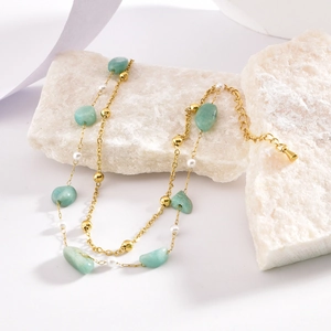 Bracelet de cheville bohème avec pierres naturelles colorées et perles sur roches