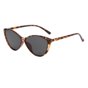 Chic cat eye sunglasses with tortoiseshell pattern frames and dark lenses for women