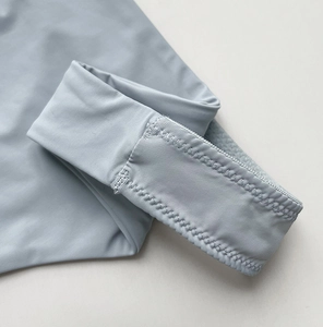 Nahaufnahme des hellblauen Thongs aus Eisseide mit feinen Nähten und Rippenstruktur
