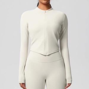 Détail de la veste de yoga crème cintrée avec ourlet en V et fermeture éclair