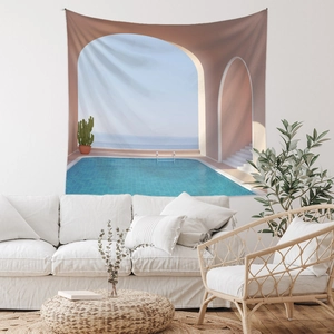 Detail eines mediterranen Wandteppichs mit Torbogen und blauem Pool auf weißer Wand