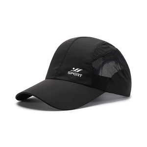 Atmungsaktive schwarze Sport-Basecap mit Mesh-Einsätzen und schnelltrocknendem Stoff für Sonnenschutz