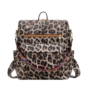 Détail d'un sac à dos imprimé léopard avec bandoulière tissée colorée de style ethnique
