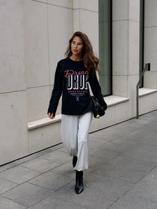 Street style φωτογραφία μαύρης βαμβακερής μπλούζας με στάμπα Dream DROP και γράμματα