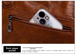 Détail de la poche zippée arrière sécurisée sur un sac en cuir marron avec smartphone
