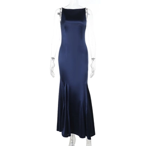 Détail d'une élégante robe sirène en satin bleu foncé avec une finition brillante