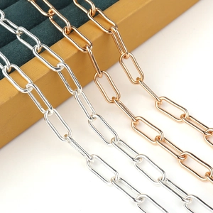 Vista macro de cadenas de clips plateadas y doradas para creación de joyas de bricolaje