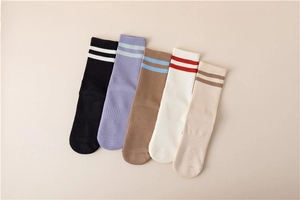 Vue à plat de cinq paires de chaussettes de yoga rayées colorées en mélange de coton