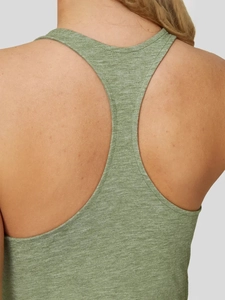 Vestido de punto verde musgo con espalda nadadora, cintura entallada y bajo amplio