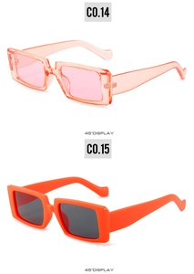 Nahaufnahme von Retro-Sonnenbrillen in transparentem Rosa und kräftigen orangen Rahmen
