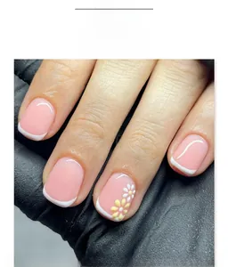 Short square press-on nails with pink base, white French tips and daisy flower art