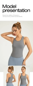 Dettaglio della canotta da yoga grigio scuro con design racerback e vestibilità slim