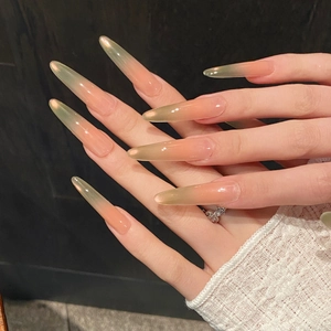 Faux ongles stiletto avec dégradé rose et vert, texture jelly et paillettes aurora
