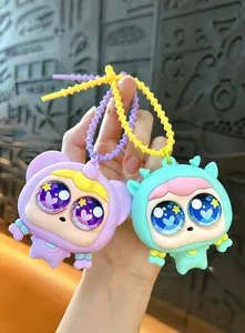 Gros plan de deux adorables porte-clés anti-stress fille aux grands yeux en violet