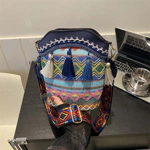 Sac seau style ethnique avec texture tissée bleue et franges à glands colorés