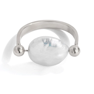 Dettaglio di perla barocca bianca su anello aperto argento con sfere di metallo lucido