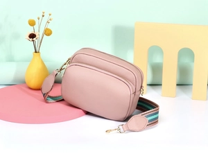 Leren crossbodytas in oudroze met gekleurde gestreepte riem en drie ritscompartimenten