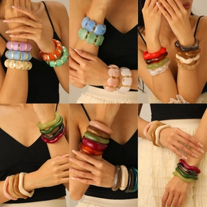 Chic Harz Manschettenarmbänder mit geometrischen Mustern und goldenen Metallakzenten