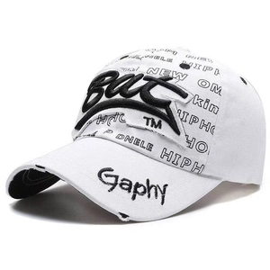Casquette de baseball blanche style urbain avec broderie noire et motifs hip-hop