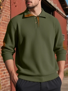 Gros plan sur le pull en maille vert olive avec texture côtelée et coudières marron