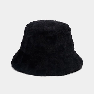 Dettaglio del cappello alla pescatora nero in peluche con trama morbida e calda