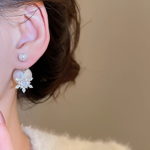 Detail von eleganten Schneeflocken-Perlenohrringen mit Silber-Finish und Kristallen