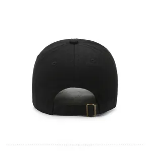 Dettaglio del cappellino nero in cotone con fibbia in metallo bronzo regolabile sul retro