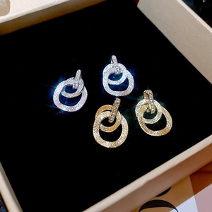 Dettaglio degli orecchini a perno placcati oro 18k e argento con cristalli in confezione
