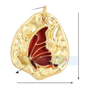 Detailansicht Schmetterlingsanhänger in Gold und Rot mit Maßen 19x22mm für Schmuck