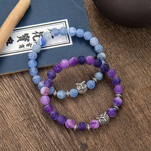 Set aus lila und himmelblauen gestreiften Achat-Armbändern mit antiken Silber-Eulen