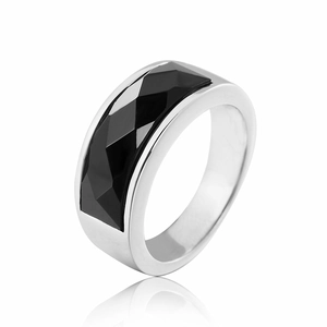 Anello minimalista in acciaio al titanio argento con gemma nera a taglio sfaccettato