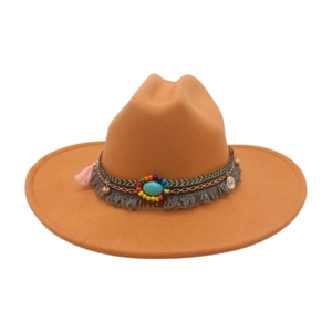 Détail du chapeau fedora camel avec perles ethniques et décoration de turquoise