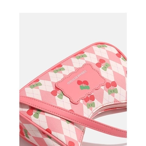 Sac sous le bras à imprimé cerises rose et beige avec motif matelassé et étiquette