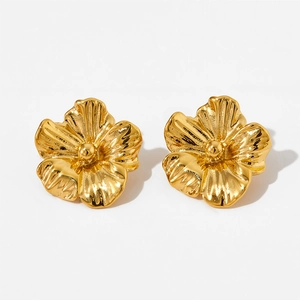 Boucles d'oreilles fleurs 3D vintage en acier inoxydable doré sur fond blanc