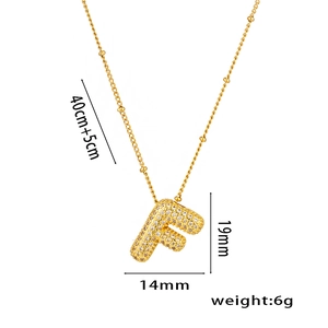 Détail du pendentif lettre F pavé de zircons avec mesures précises de taille et de poids