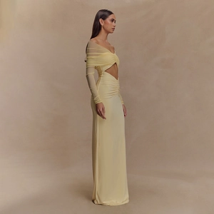 Détail de la robe longue jaune en mesh avec découpe à la taille et manches dénudées