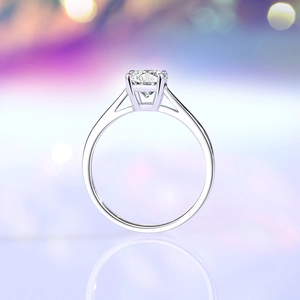 Classic 1.0ct D color moissanite diamond ring in S925 sterling silver with macro focus