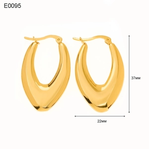 Dettaglio orecchini a goccia a V placcati in oro 18K con indicazione dimensioni 37mm