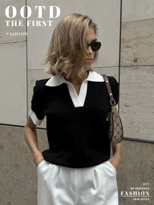 Détail d'un polo en maille ajusté avec bordures contrastées et texture côtelée élégante