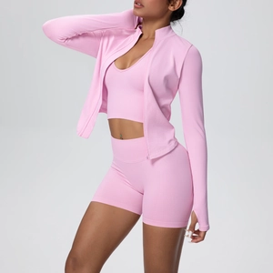 Détails de la maille côtelée rose et du col zippé de la tenue de yoga pour femmes
