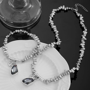 Ensemble collier et bracelet en perles argentées avec pendentifs en cristal gris